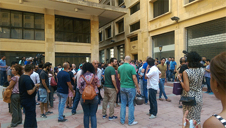 manifestantes aguardan ante la sede del Ministerio El movimiento Apestan asedia al ministro de Medio Ambiente en Beirut